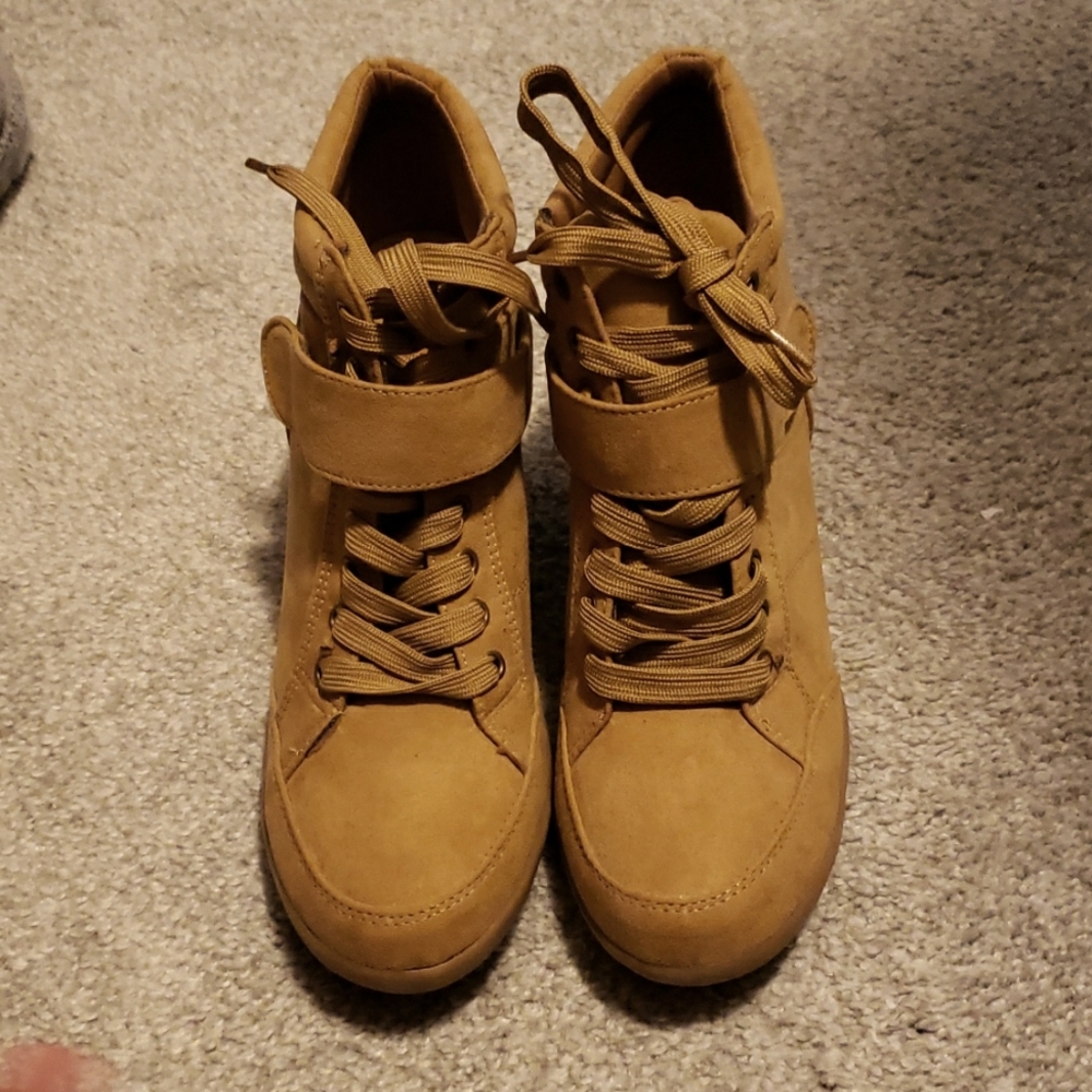 Forever Size 9 Women's booties - camel